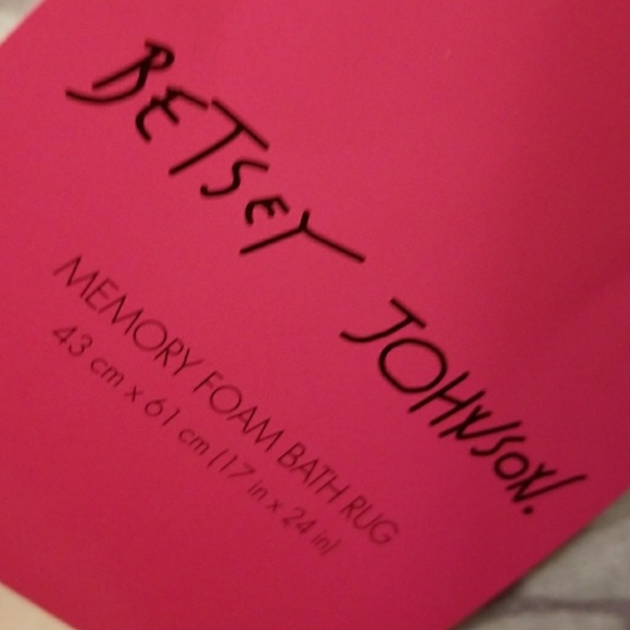 Betsey Johnson heart bath mat - Picture 2 of 3